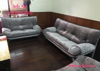 Bộ ghế sofa đã được bọc lại bằng vải nhung và chuyển đến nhà chị Hạnh