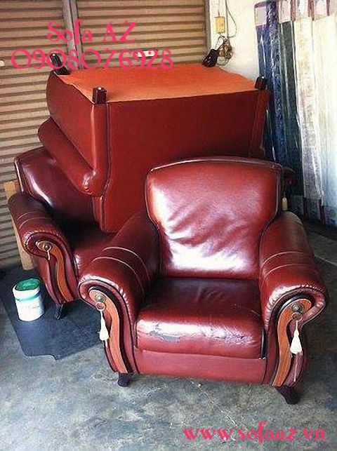 Bộ ghế sofa cũ đã bị rách lớp vỏ bọc simili
