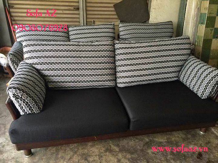 Bộ ghế sofa khác được bọc lại tại Sofa AZ với cùng loại vải như ghế sofa nhà anh Thanh