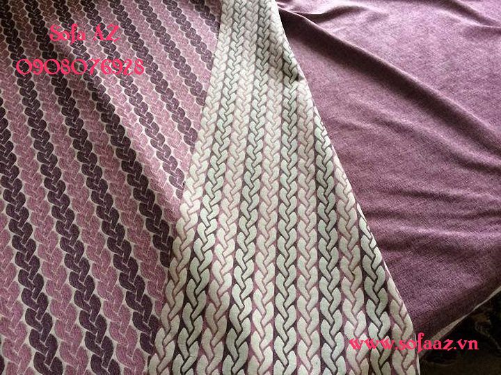 Đây là 2 mẫu vải chính anh Thanh chọn để bọc lại ghế sofa vải nhà mình với khung ghế màu tím trơn và lưng tựa có hoa văn