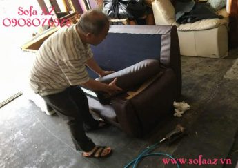 Lắp ráp tay ghế vào khung của băng ghế sofa